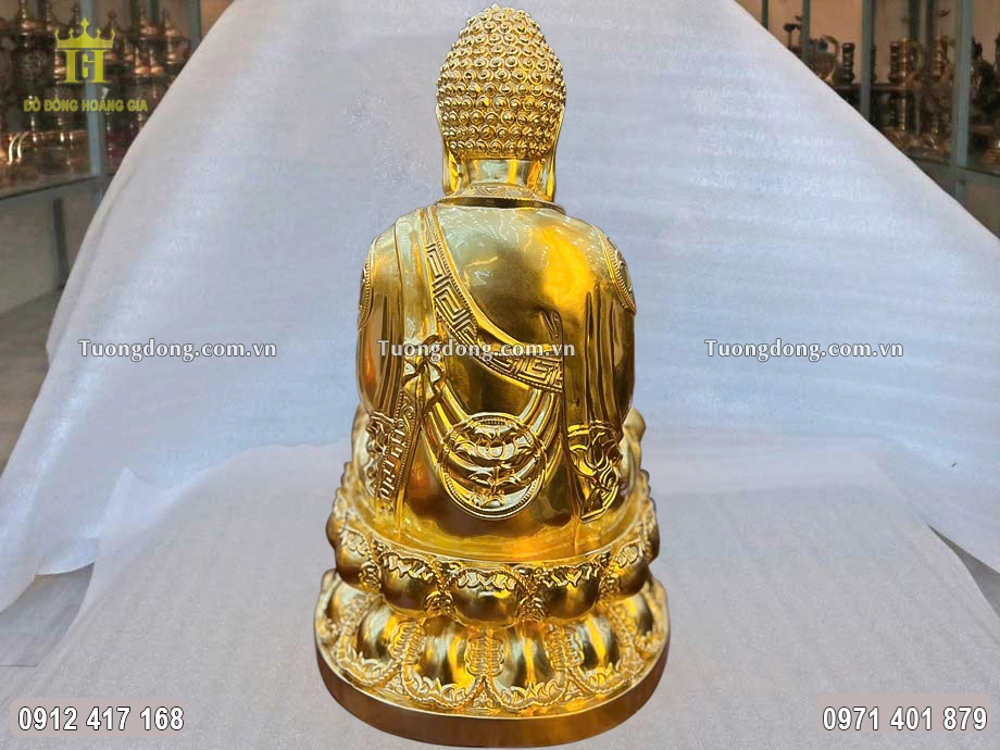 Hình ảnh phía sau của bức tượng đồng